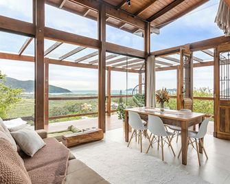 Enjoy beaches, heated pool, bathtub with comfort on your vacation. - Guarda do Embaú - Eetruimte