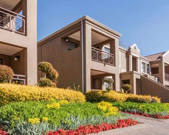 Mercure Johannesburg Bedfordview Hotel - Johannesburg - Building