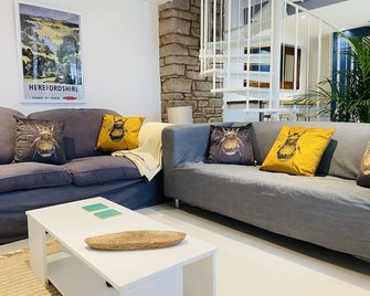 Stylish Country Cottage With Balcony Views - Monmouth - Living room