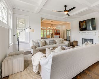 Updated Columbus Home Less Than 3 Mi to Downtown! - Columbus - Living room