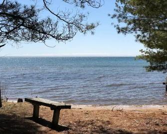 Cheerful cottage with 4 private beach accesses!!!! - Tawas City - Beach
