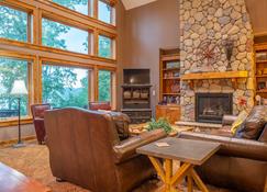 Beautiful luxury lake home with a spacious craft room with 10 work stations! - Saint Croix Falls - Stue