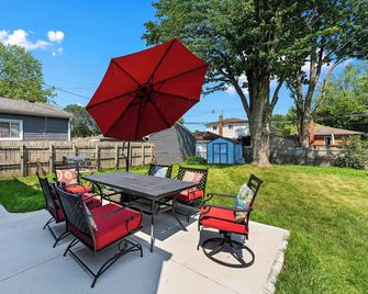 Modern Cozy Retreat - Clawson - Patio