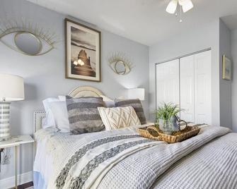 Luxe 4br Escape Pet-friendly Outdoor Lounge - ווסט פאלם ביץ' - חדר שינה