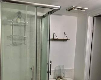 Private near Airport - Mississauga - Bathroom
