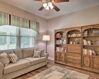 Family Home w/ Fire Pit, 2 Mi to Lake Access - Lexington - Вітальня