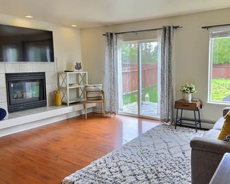 Turnagain Experience 2 - Anchorage - Living room