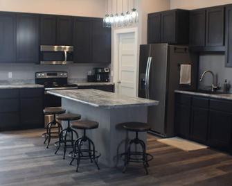 The Stumble Inn - hunting and fishing getaway by Spring & Cow creek - Pierre - Kitchen