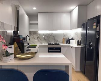 Modern 2 Bedroom Home Near Melbourne Airport, Dfo, Tullamarine Fwy & Calder Fwy - Essendon North - Cocina