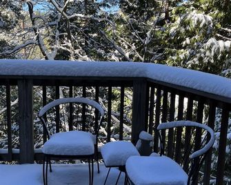 Charming Pet-friendly Chalet-style Cabin Getaway - Arnold - Balcon