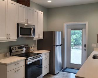 Charming 1-bedroom apartment in Bokeelia with WiFi, AC, pool & heated spa - Bokeelia - Kitchen