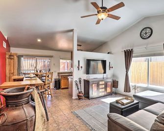 East Tucson House with Private Backyard and Fire Pit - Tucson - Wohnzimmer