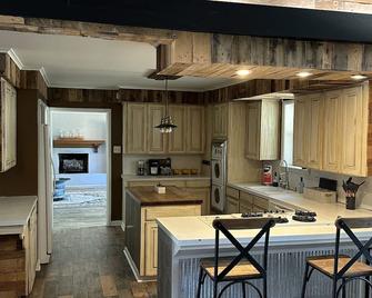 Warhawks Cavern Getaway! Near Ulm! - Monroe - Kitchen