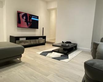 Central London 3 Bedroom Apartment - London - Living room