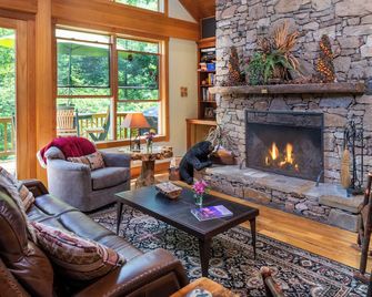 Bent Creek Lodge - Bed And Breakfast - Arden - Вітальня