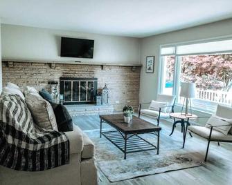 3 Bedroom Ranch Right Next to The Grand Resort - Warren - Living room