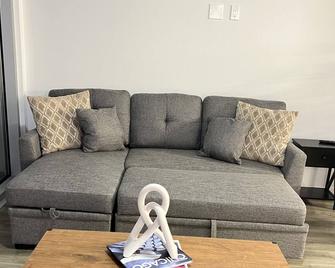 Spacious Modern Penthouse- 10min to Beverly Center - Topanga - Living room