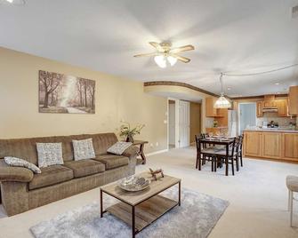 Beautiful 3-bedroom suite on 1 Acre - Maple Ridge - Living room