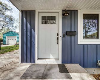 Walk to Beach Lake Michigan Getaway! - Muskegon