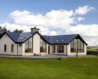 A modern home with panoramic views of Lough Islandeady & surrounding countryside - Castlebar - Building