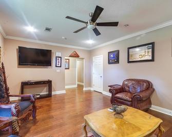Homey Greenwood Getaway with Patio and Backyard - Greenwood - Wohnzimmer