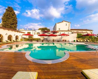 فيلا تولومي هوتل آند ريزورت - فلورنس - حوض السباحة