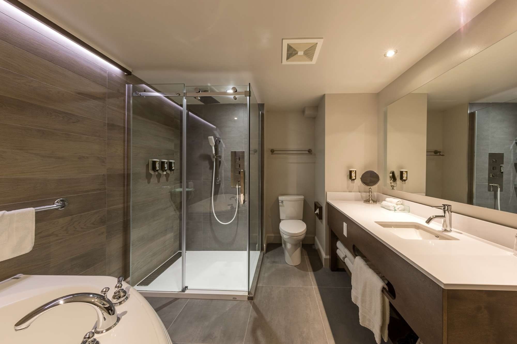 Bathroom view of Hôtel & Suites Normandin Quebec