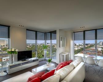 Adele Apartment Hotel East Melbourne - Melbourne - Living room