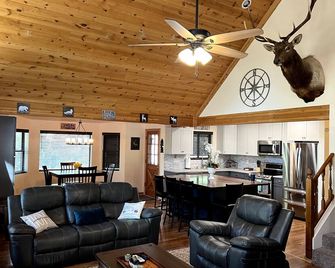 Amazing Cabin In The Woods - Happy Jack - Living room