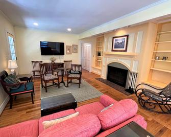 Katydid Cottage, Tucked in the heart of Warm Springs with Pastoral Views and a Year Round Stream Flo - Warm Springs - Living room