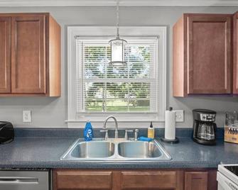Centrally Located in Greenville! Many upgrades! - Greenville - Kitchen