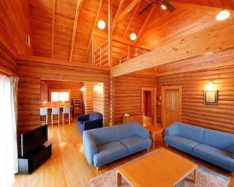 Log Hotel Larch Lake Kanayama - Minamifurano - Вітальня
