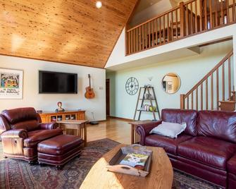 Grande Dame - She is big and beautiful! Perfect for your next lakeside group getaway! - Lodi - Living room