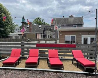 Beach-Farm Backyard Oasis With Goats, Gardens, Games And Free Beach Club Passes! - East Haven - Patio