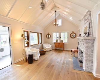 Historic Cottage Overlooking Twilight Lake - Walk To Beach And Bay Head Village - Bay Head - Living room