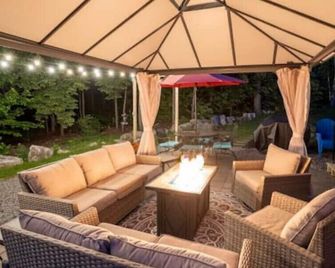 Spacious White MT Cabin with Outdoor Patio, Close to Skiing & Hiking - Thornton - Patio