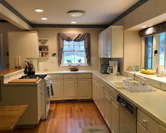 150 acres of serenity in Barnard VT new to vrbo, check our reviews elsewhere! - Bethel - Kitchen