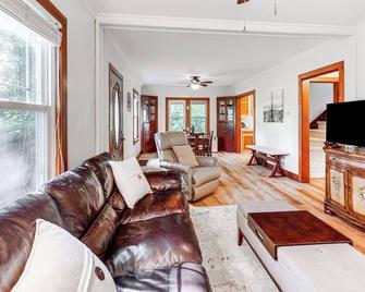 Secluded Crown Point Haven Near Golfing and Parks! - Crown Point - Living room