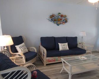 Newly renovated 2BR townhome walking distance to the beach, restaurants & shops - Sea Isle City - Sala de estar