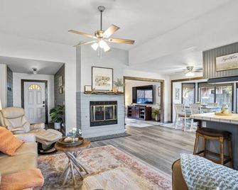 Sweet & Cozy, Bird Themed Nest, w/ Hot Tub & Fire Pit. 9 min to Turtle Bay - Redding - Living room