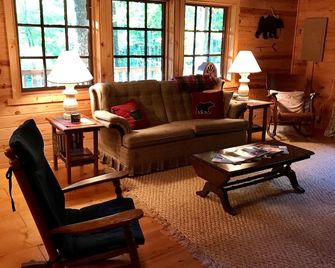Quiet Rustic Getaway - Whittier - Living room