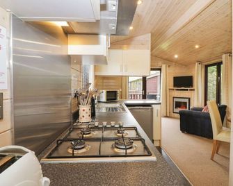 Canadian Cabin No 39 - Keswick - Kitchen