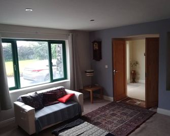 2 bed accommodation sleeps 4/5 - Quin - Living room