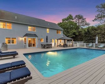 Picturesque 5 Bedroom Hamptons Villa with pool 3 min from beach - Hampton Bays - Piscina