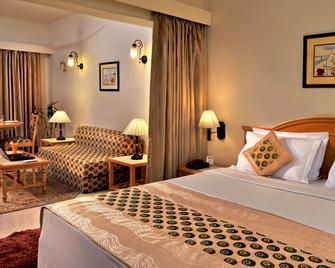 Best Western Resort Country Club - Gurugram - Bedroom