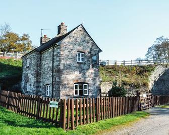 A canalside cottage, within Goytre Wharf on the Monmouthshire & Brecon Canal - Pontypool - Building