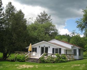 Stable Properties - Spectacular views on Lake Champlain - Westport - Edificio
