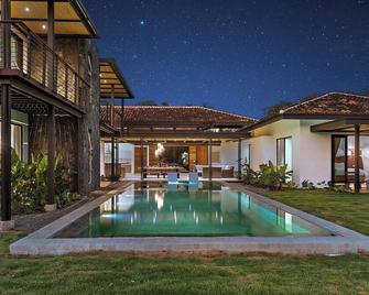 Golf course backdrop, Large swimming pool, beach club membership, daily housekeeping - San José Pinilla - Piscina