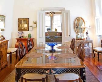 Stay Above Mrs. Wilkes Restaurant w/ King, Lunch Included by Lucky Savannah - Savannah - Sala de jantar