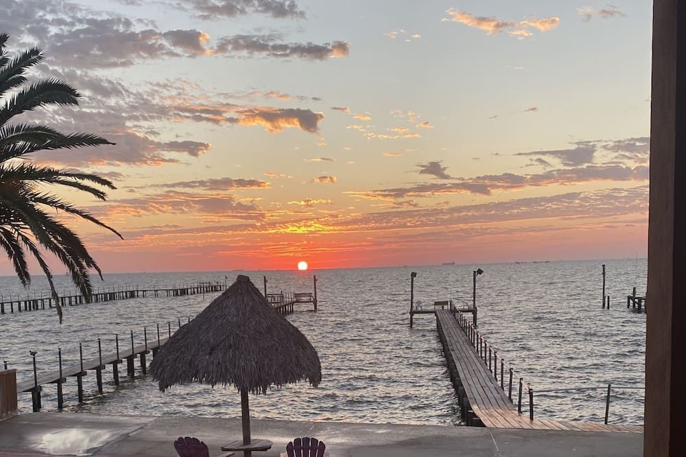 Waterfront Oasis with private pool, Hot tub and 200 ft. Lighted fishing pier - Alvin - Uima-allas
